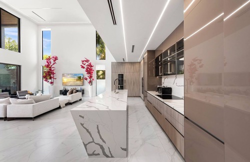 Northeast Miami Villa | VILLA WATER FRONT MIAMI BEACH 6 BEDROOMS LUXURY 14PPL FAMILY BIG GROUP FRIENDLY