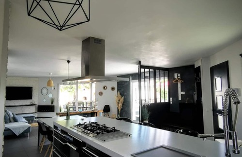 Saint-Medard-en-Jalles Casa | Villa with heated pool, spa, large children's play area