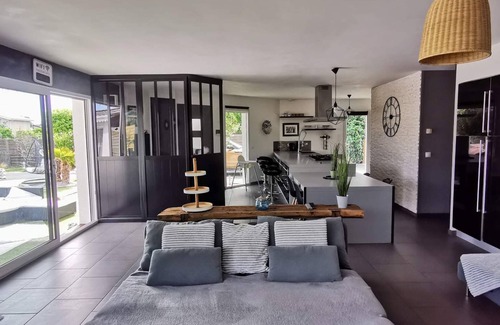 Saint-Medard-en-Jalles Casa | Villa with heated pool, spa, large children's play area
