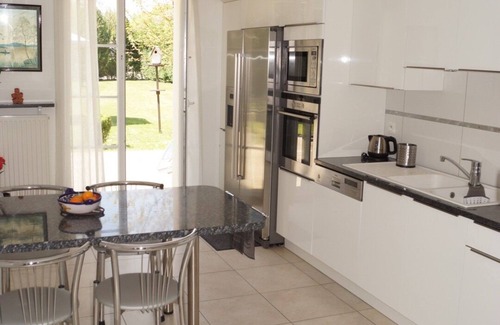 Bailly-Romainvilliers Villa | Villa con jardín de 1.100 cuadrados, Pacífica Ubicación