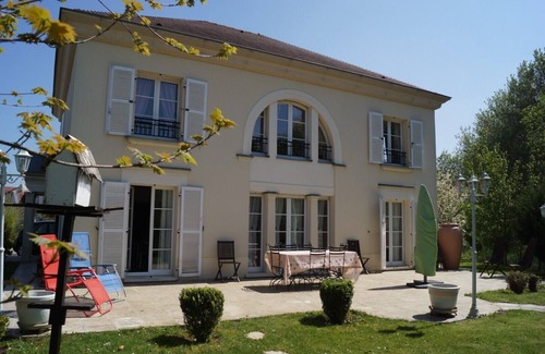 Bailly-Romainvilliers Villa | Villa con jardín de 1.100 cuadrados, Pacífica Ubicación