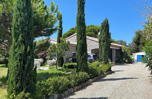 Sagone Villa | Casa de vacaciones independiente con un gran jardín, a 300 m de la playa de arena.