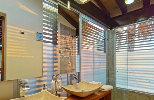 Santa María Huatulco Villa | Villa with a private pool and ocean view