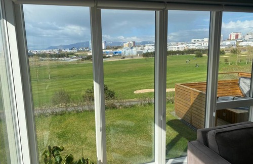 Kopavogur Apartamento | Villa with a view (golf course), hot tub and gym