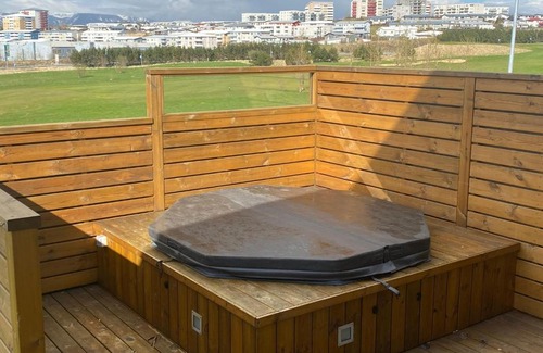 Kopavogur Apartamento | Villa with a view (golf course), hot tub and gym