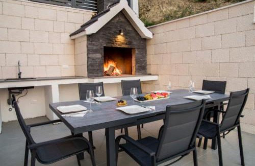 Split Apartamento | Villa With Beautiful View, Modern Furnishing & Pool