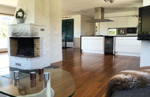 Nosund Casa | Villa con hermosas vistas de la bahía y las montañas emocionantes en el fondo