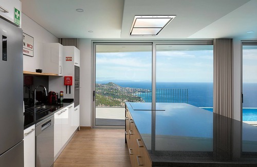 Camara de Lobos Villa | Villa with breathtaking views & private infinity heated pool