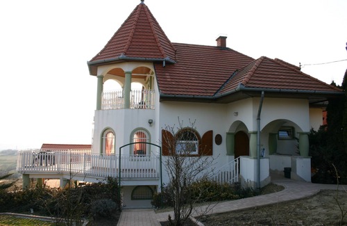 Cserszegtomaj Villa | Villa con impresionantes vistas en Heviz, piscina cubierta 9,30x3,50x1,40 m