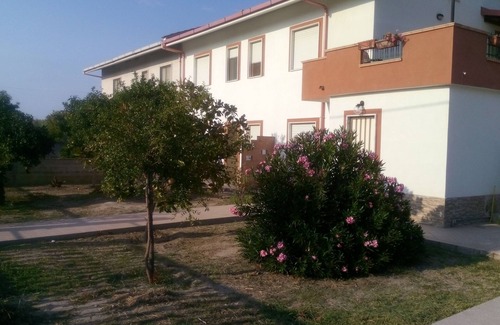 Isca Marina Apartamento | Villa con jardín dividido en apartamentos.