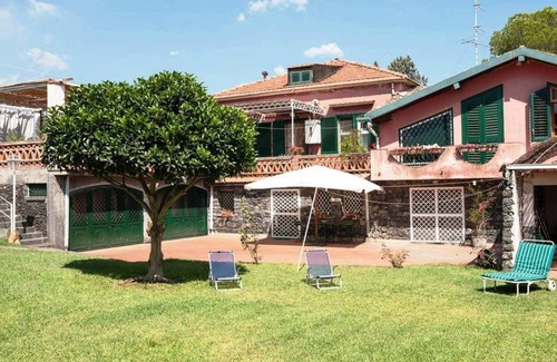 Acireale Villa | Villa With Garden in Sicily Near the sea