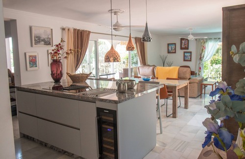 Mijas Villa | Villa lujosa, tranquila y bien equipada. Total privacidad junto a la piscina y jardín.