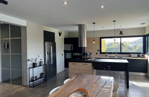 Guisseny Casa | Villa con piscina climatizada de mayo a mediados de octubre a 700 metros de la playa.