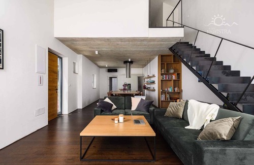 Momjan Villa | Casa vacacional con piscina climatizada