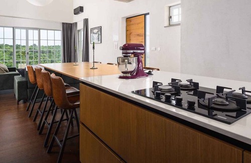 Momjan Villa | Casa vacacional con piscina climatizada