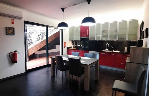 Campanario Casa | Villa con piscina infinita y sala de juegos con vistas al mar.