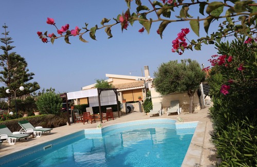 Pachino Villa | Villa con piscina frente al mar, para los amantes de la paz y la privacidad.