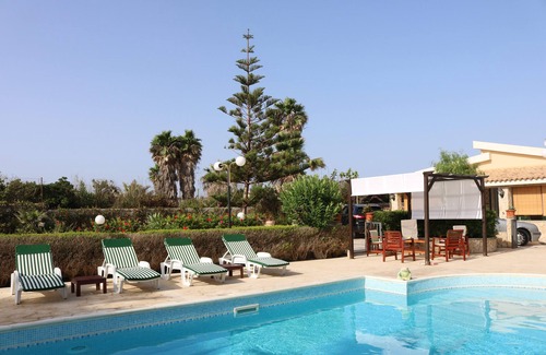 Pachino Villa | Villa con piscina frente al mar, para los amantes de la paz y la privacidad.