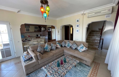 Oludeniz Villa | Villa con gran piscina privada, bar y jardines. Duerme hasta 14 adultos.