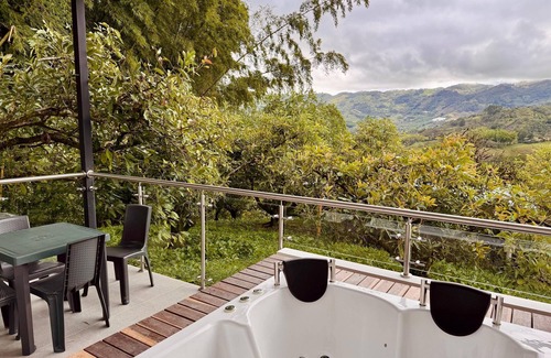El Penol Chalet De Esquí | CHALET CON PISCINA Y JACUZZI GUATAPE