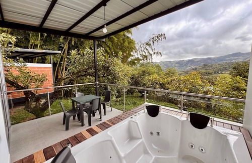 El Penol Chalet De Esquí | CHALET CON PISCINA Y JACUZZI GUATAPE