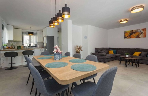 Galizana Villa | Villa Bavaria with Pool, Jacuzzi, Table Tennis