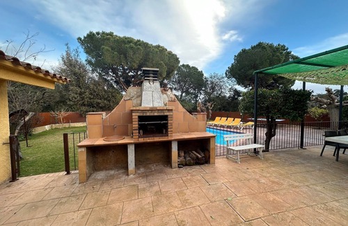 Calonge Chalet De Esquí | Chalet con piscina en la Costa Brava, ideal para vacaciones!