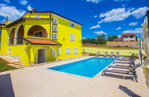 Musalez Cabaña | Villa con piscina, cocina de verano y jardín cerrado para 16 personas en Porec