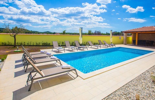 Musalez Cabaña | Villa con piscina, cocina de verano y jardín cerrado para 16 personas en Porec