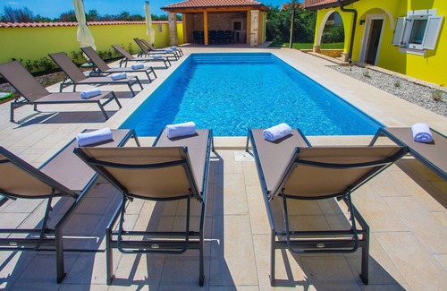 Musalez Cabaña | Villa con piscina, cocina de verano y jardín cerrado para 16 personas en Porec