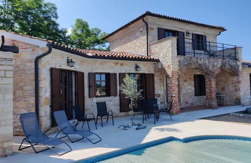 Mofardini Villa | Villa con piscina privada climatizada de azulejos y cubierta de seguridad y aire acondicionado