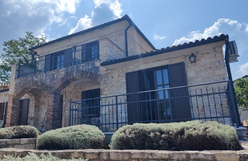 Mofardini Villa | Villa con piscina privada climatizada de azulejos y cubierta de seguridad y aire acondicionado