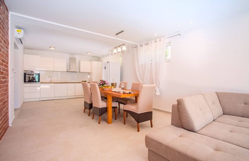 Omis Villa | ¡¡¡ÚLTIMO MINUTO!!! Villa "Kantarion" con piscina privada, a tan solo 50 metros del mar.