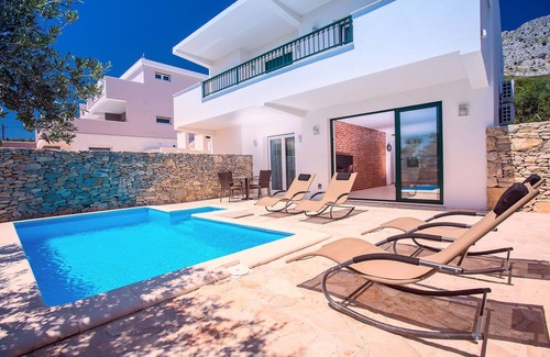 Omis Villa | ¡¡¡ÚLTIMO MINUTO!!! Villa "Kantarion" con piscina privada, a tan solo 50 metros del mar.