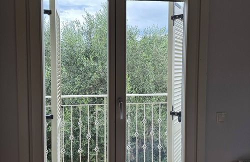 Petaleia Casa | Villa con piscina privada situada en un gran jardín en Avlaki cerca de Kassiopi. EOT / MHTE