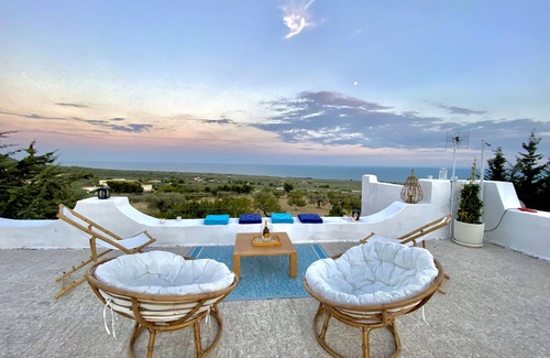 Monte Sant'Angelo Villa | Villa con jardín con vistas al mar y olivos.