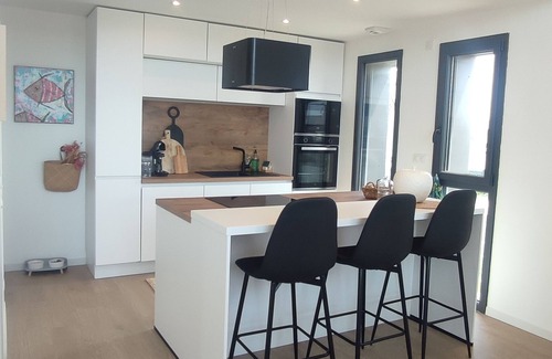 Gouville-sur-Mer Casa | Villa with sea view and cabanes de Gouville, 80m from the beach.