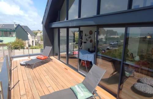 Gouville-sur-Mer Casa | Villa with sea view and cabanes de Gouville, 80m from the beach.