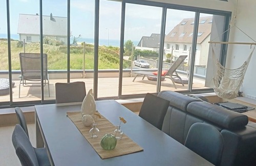 Gouville-sur-Mer Casa | Villa with sea view and cabanes de Gouville, 80m from the beach.