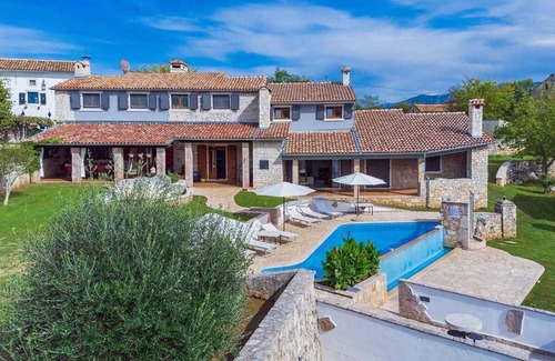 Sveta Nedelja Villa | Casa vacacional con piscina, sauna y piscina cubierta