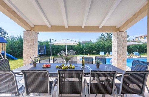Muzini Villa | Casa vacacional con piscina, sauna y parque infantil
