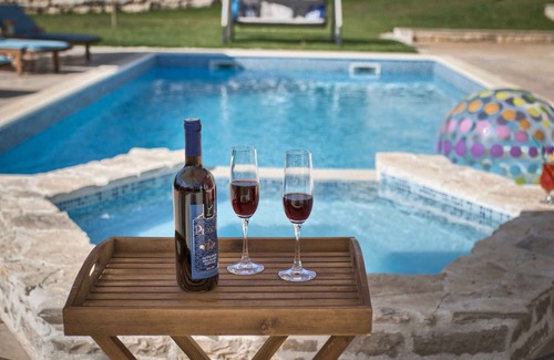 Muzini Villa | Casa vacacional con piscina, sauna y parque infantil