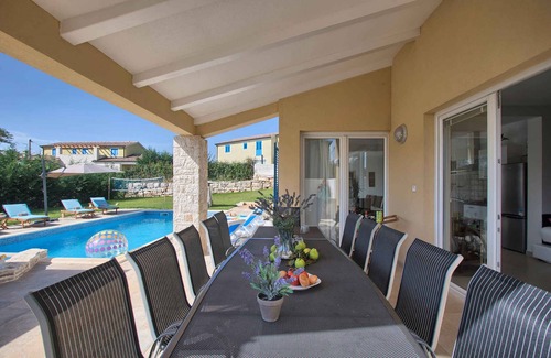 Muzini Villa | Casa vacacional con piscina, sauna y parque infantil