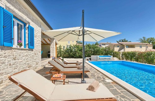 Muzini Villa | Casa vacacional con piscina, sauna y parque infantil