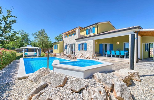 Muzini Villa | Casa vacacional con piscina, sauna y parque infantil