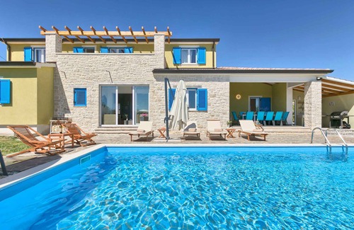 Muzini Villa | Casa vacacional con piscina, sauna y parque infantil