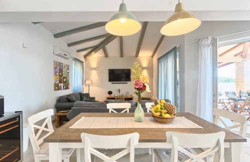 Muzini Villa | Casa vacacional con piscina, sauna y parque infantil