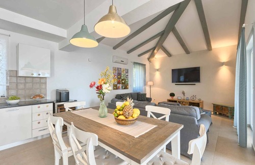 Muzini Villa | Casa vacacional con piscina, sauna y parque infantil