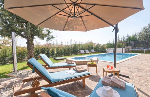 Muzini Villa | Casa vacacional con piscina, sauna y parque infantil
