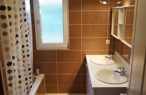 Caux Villa | Villa con piscina, rodeada de naturaleza, amplio jardín con árboles al borde del bosque.